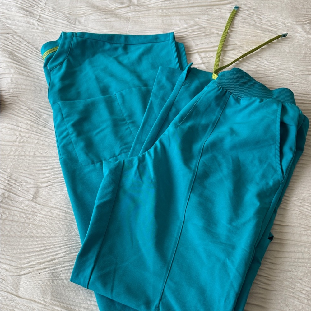 Fabletics Vibrant Teal scrub set